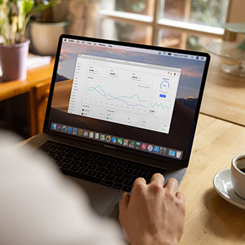 球队备战重要客场比赛，球迷共同期待